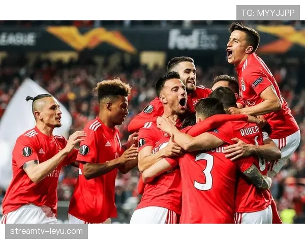 阿贾克斯攻防均衡显成效，稳健战术助力球队强势重返巅峰