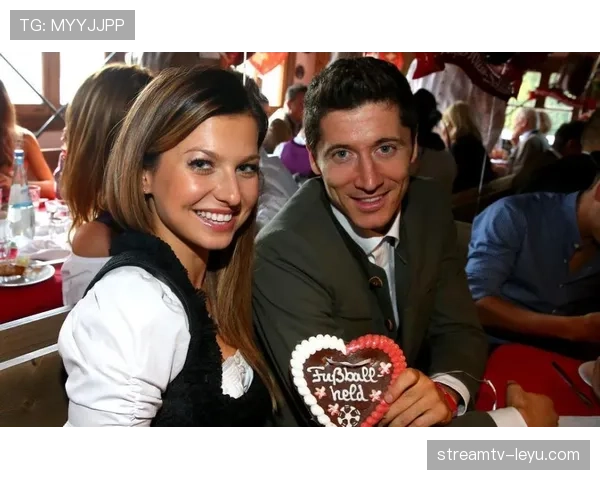 莱万训练完回家还要给老婆交工资卡？